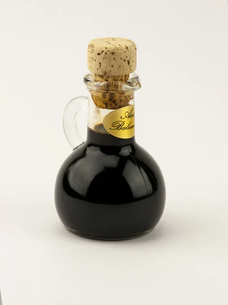 Vinagre balsámico italiano tradicional aislado sobre fondo blanco —  Fotos de Stock