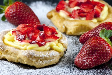 Çilek - tipik İtalyan pasta ile Zeppole