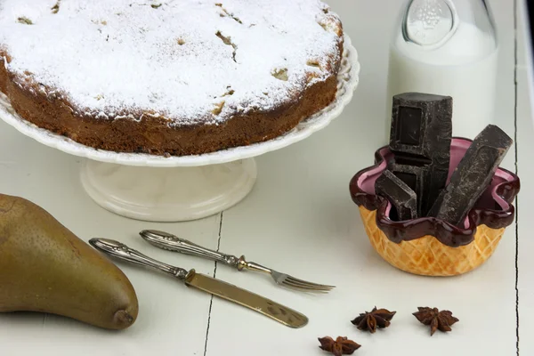 Итальянский торт с рикоттой, грушами и каплями шоколада — стоковое фото