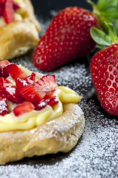 Zeppole com massa italiana típica de morango — Fotografia de Stock