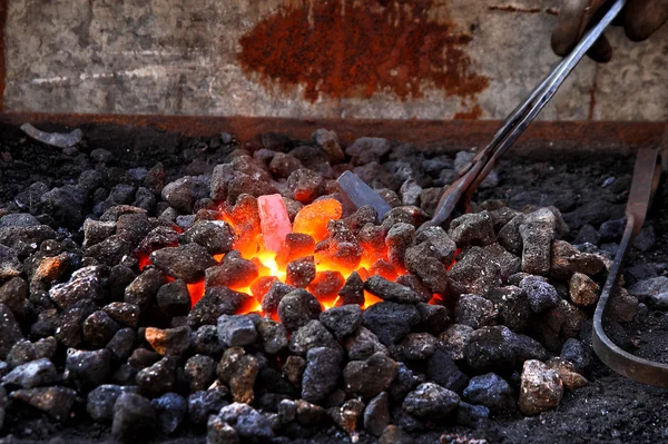 ΕΛΗ και φλόγα της σφυρηλατήσει μια Σμιθ — Φωτογραφία Αρχείου