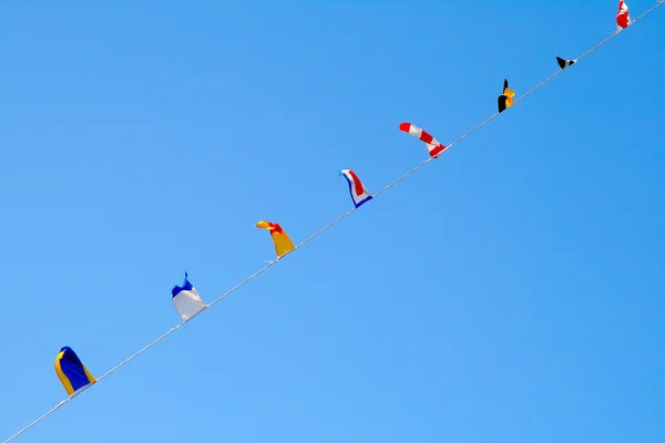 Banderas náuticas contra el cielo azul — Foto de Stock