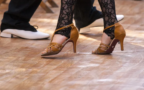 Dos bailarines de tango pasión en el suelo — Foto de Stock