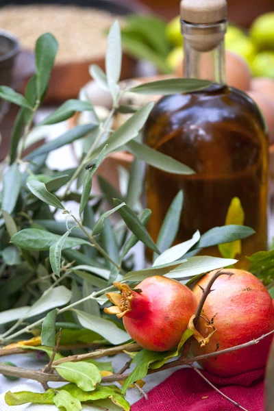 Olivenöl und Granatäpfel — Stockfoto