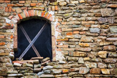 bir ortaçağ kale kalıntıları üzerinde eski penceresi