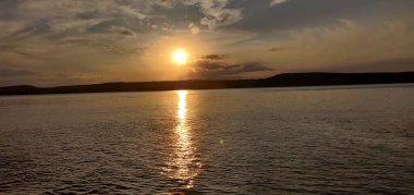 Güneş dağların üzerinden batıyor.