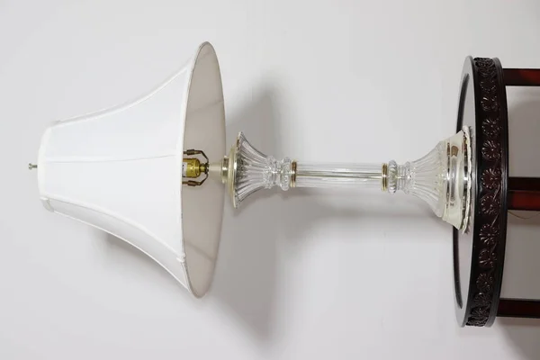 Ronde Houten Tafel Met Een Transparante Lamp Witte Lampenkap — Stockfoto