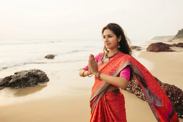 Mujer india rezando sobre la naturaleza — Foto de Stock