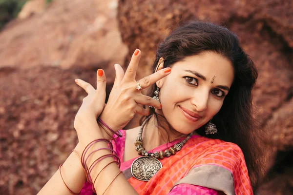 Beautiful indian woman dancer in traditional clothing — Stock Photo, Image