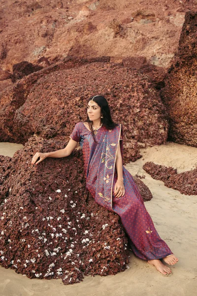 Индийская женщина в красивом сари — стоковое фото