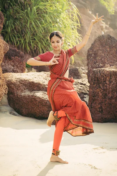 Beautiful indian woman dancer in traditional clothing — Stock Photo, Image