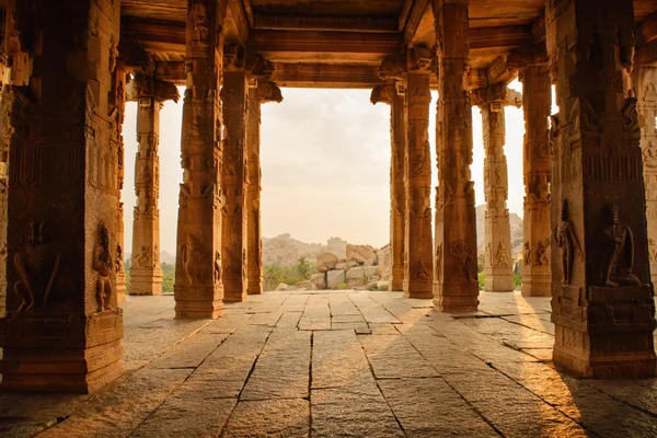 Hermosa arquitectura de antiguas ruinas del templo en Hampi — Foto de Stock