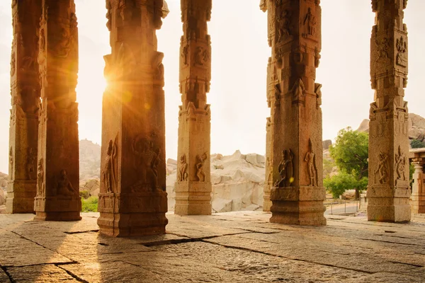 Piękna architektura starożytne ruiny świątyni w Hampi — Zdjęcie stockowe