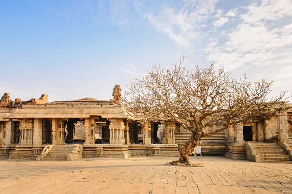 Hampi eski Vittala Tapınağı günbatımı üzerinde — Stok fotoğraf