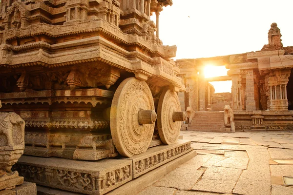 Carro di pietra nel Tempio di Hampi Vittala al tramonto — Foto Stock