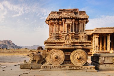 Gün batımında Hampi Vittala tapınak taş arabası