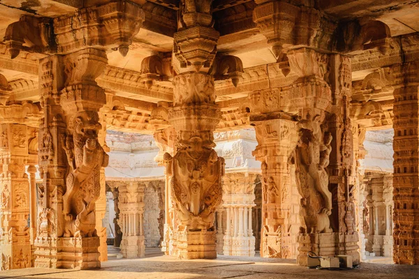 Arquitectura de antiguas ruinas del templo en Hampi — Foto de Stock