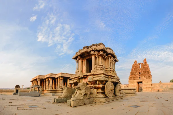 Strijdwagen van steen in Hampi Vittala tempel bij zonsondergang — Stockfoto