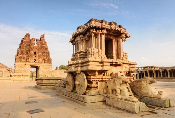 Carro de piedra en Hampi Vittala Templo al atardecer — Foto de Stock