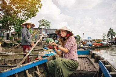 Kadın turist keşfetmek Vietnamca kültür