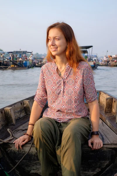 Женщина-туристка на плавучем рынке Вьетнама — стоковое фото