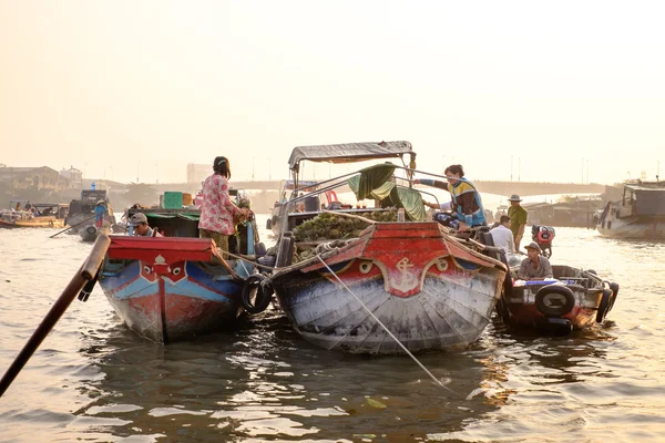 Cai Rang güneş batarken Vietnam 'da yüzen pazar — Stok fotoğraf