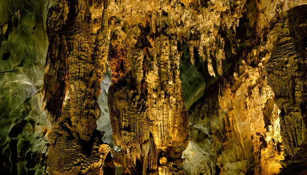 Explore Paradise cave in Vietnam — Stock Photo, Image