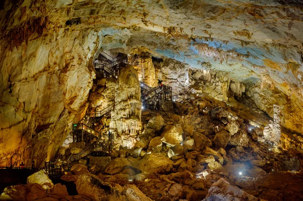 Откройте для себя пещеру Рай во Вьетнаме — стоковое фото