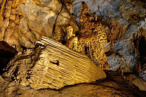 Beautiful Paradise cave in Vietnam — Stock Photo, Image
