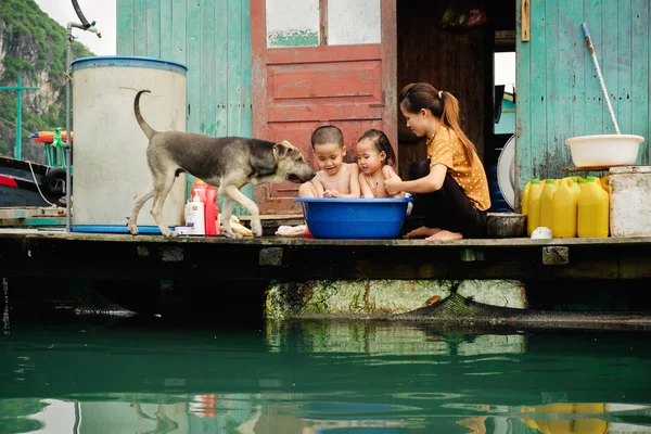 Life in floating village in Ha Long Bay — Stock Photo, Image