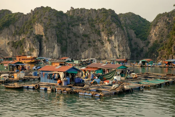 Cai Beo desa mengambang saat matahari terbenam di Ha Long Bay — Stok Foto