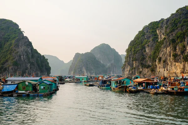 Cai Beo floating village on sunset in Ha Long Bay — Stock Photo, Image