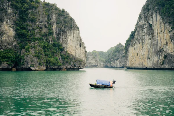 Beautiful landscape in Ha long Bay — Stock Photo, Image