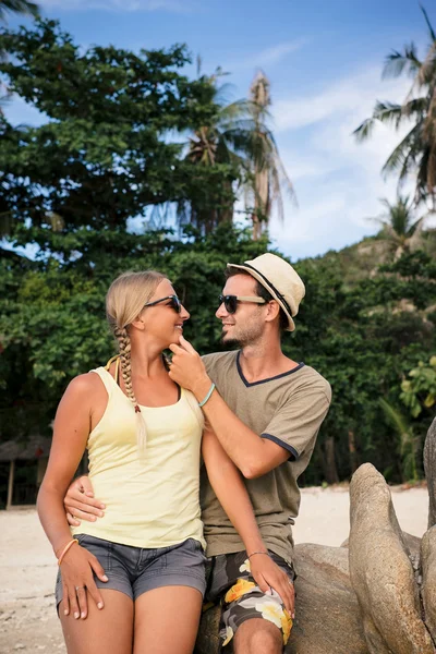 Casal feliz na praia ao pôr do sol — Fotografia de Stock