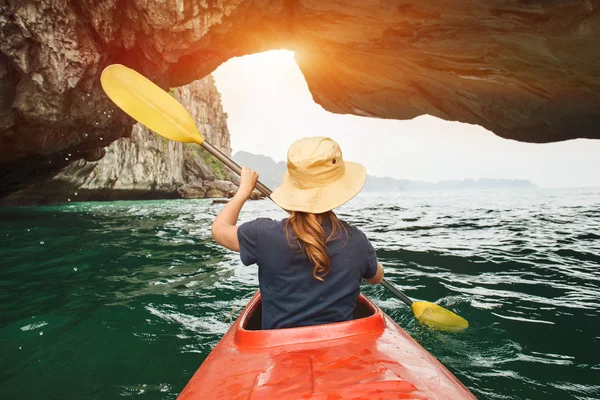 Frau erkundet lange Bucht mit Kajak — Stockfoto