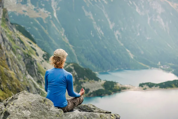 Vrouw genieten van natuur in de buurt van bergmeer — Stockfoto