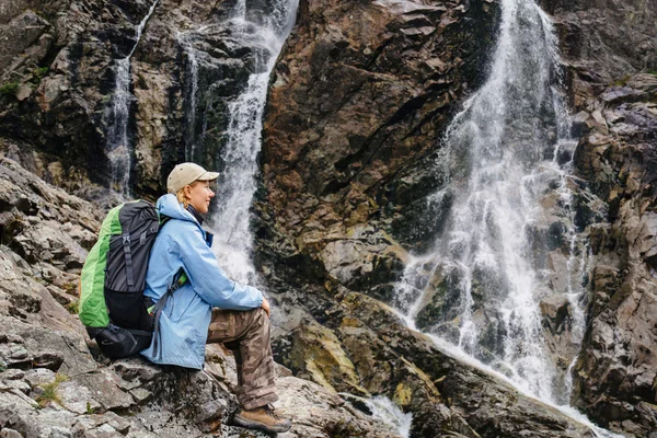 Mujer sentada cerca de la cascada de Siklawa en Polonia — Foto de Stock