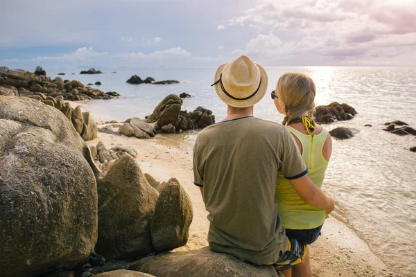 Pareja feliz en la playa al atardecer — Foto de Stock