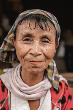Yüzüksüz uzun boyunlu kadının portresi, Myanmar