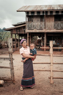 Myanmar'dan tepe kabilesinin otantik yaşamı