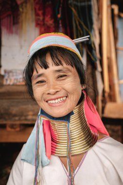 Myanmar Padaung (Karen) uzun boyunlu kadın Portresi