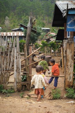 Myanmar çocukların Pan Pet Köyü'nde otantik ve zavallı hayat