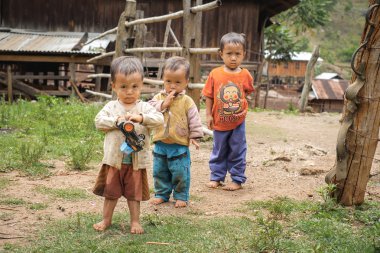 Myanmar çocukların Pan Pet Köyü'nde otantik ve zavallı hayat