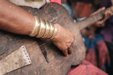 Pan Pet, Myanmar - 25 Mayıs 2016: Padaung (Karen) kadın t oynuyor