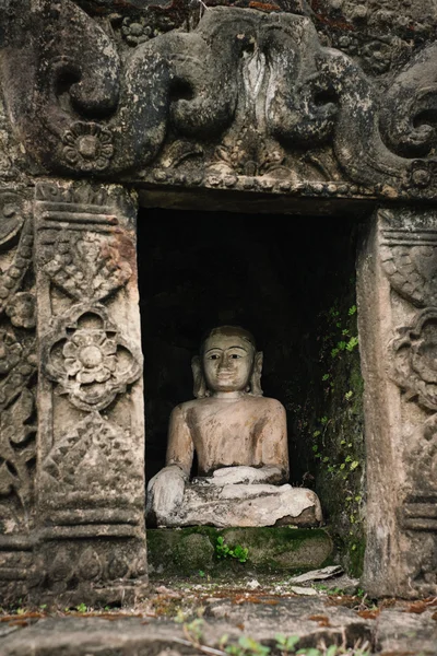 Buddha statue in ancient ruins temple — Stock Photo, Image