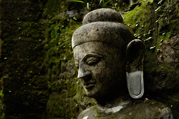 Buddha statue covered by moss in ancient temple — Stock Photo, Image