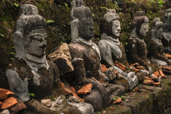 Buddha statues in ancient ruins temple in Mrauk-U — Stock Photo, Image