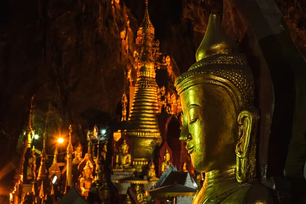 Sochy zlatého Buddhy v Pindaya jeskyních, Myanmaru — Stock fotografie