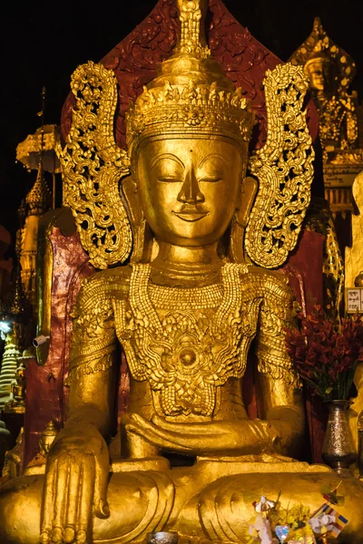 Sochy zlatého Buddhy v Pindaya jeskyních, Myanmaru — Stock fotografie