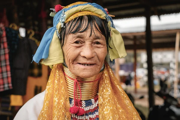 Padaung 'un portresi. Geleneksel giyinmiş uzun boyunlu kadın. — Stok fotoğraf